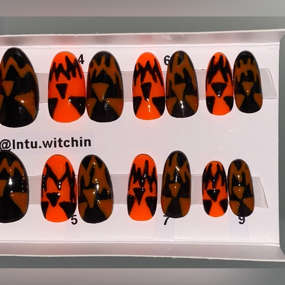 Handmade press on nails // Medium almond shape - Picture 5 of 10